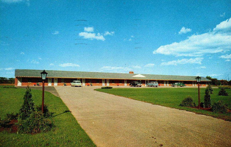 LaGrand Motel (La Grande Motel, Grandmark Lodging, Red Carpet Inn) - Vintage Postcard